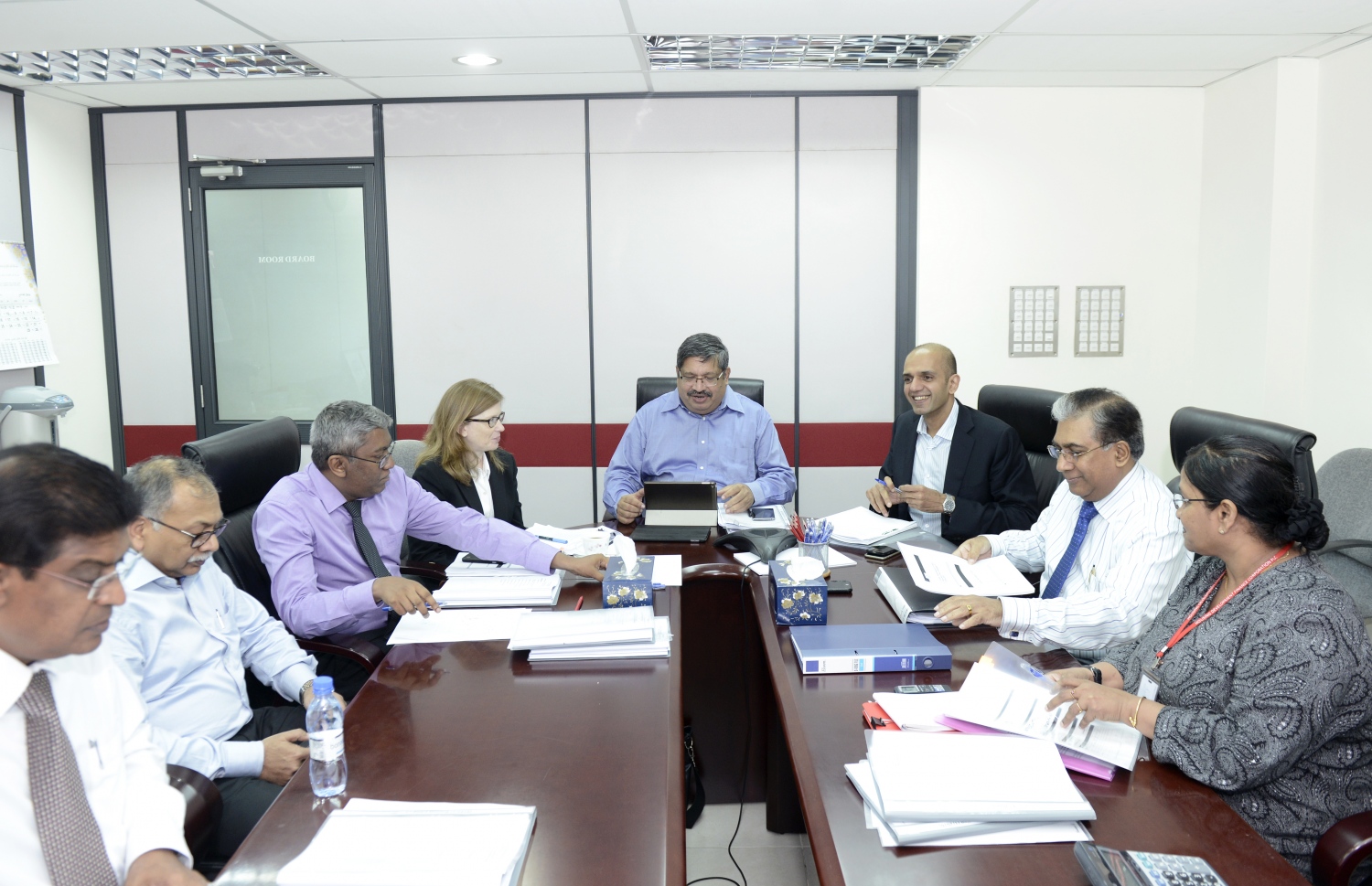 އެޗްޑީއެފްސީގެ ޑިރެކްޓަރުންގެ ބޯޑު މެމްބަރުންތަކެއް ބޯޑު ބައްދަލުވުމެއްގައި. ފޮޓޯ: އެޗްޑީއެފްސީ