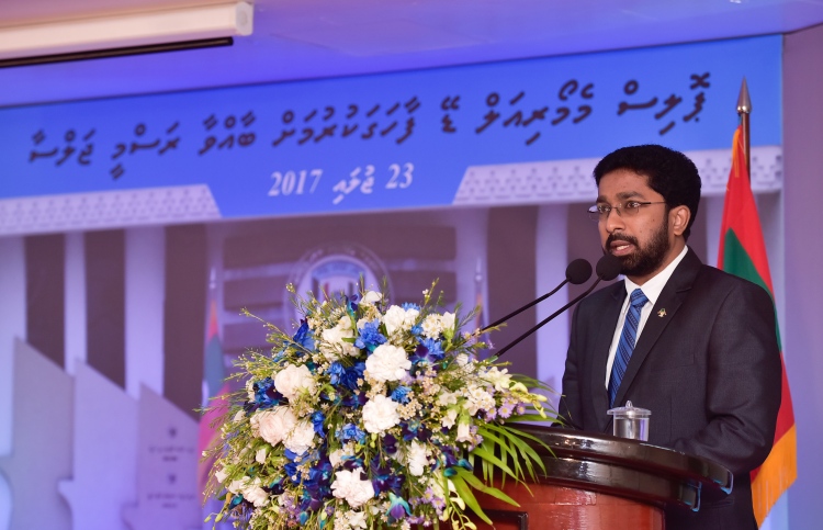 ބަޔަކު ދަނީ ފުލުހުންގެ ބޮލަށް ސަވާރުވަމުން: އަޒްލީން