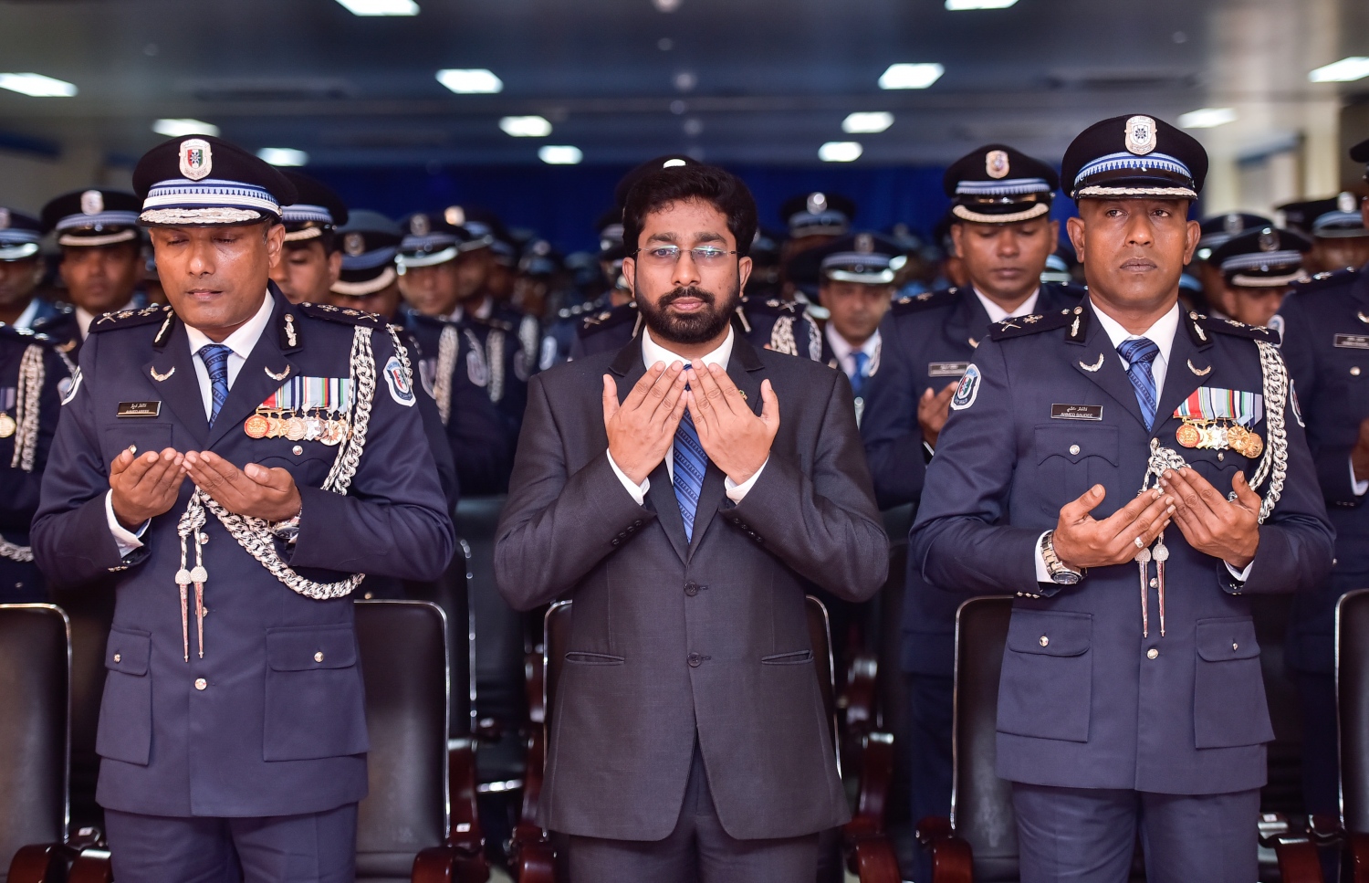 ހޯމް މިނިސްޓަރު އަޒްލީން (މ) އަދި ޕޮލިސް ކޮމިޝަނަރު އަރީފް (ވ) ރަސްމިއްޔާތެއްގައި ބައިވެރިވެވަޑައިގަންނަވަނީ.---މިހާރު ފައިލް ފޮޓޯ