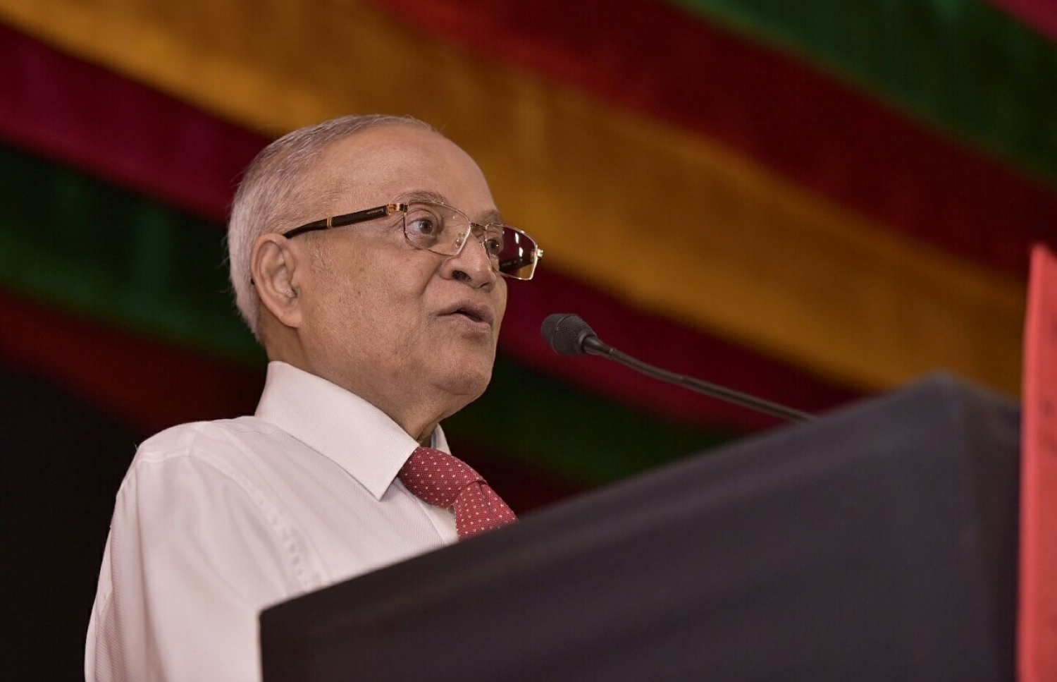 އިދިކޮޅު ފަރާތްތަކުން ކުނޫޒްގައި މިރޭ ބޭއްވި ޖަލްސާގައި މައުމޫން ވާހަކަފުޅު ދައްކަވަނީ.---މިހާރު ފޮޓޯ: ހުސެއިން ވަހީދު