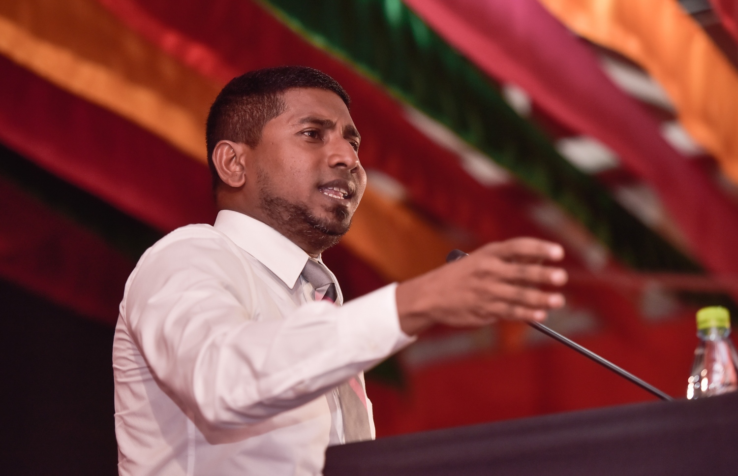 އިދިކޮޅު ފަރާތްތަކުން ބޭއްވި ޖަލްސާއެއްގައި މަހްލޫފު ވާހަކަ ދައްކަވަނީ.---މިހާރު ފޮޓޯ: ހުސެއިން ވަހީދު