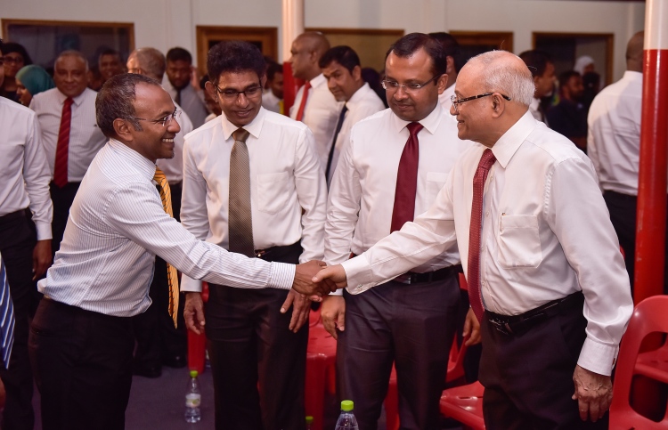 މައުމޫން ރައްޔިތުންގެ ކިބައިން މައާފަށް އެދިވަޑައިގެންފި