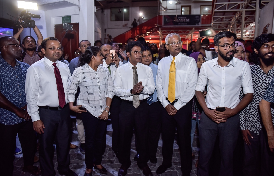 ޖުލައި 23، 2017- އިދިކޮޅު ފަރާތްތަކުން ޖުމްހޫރީ ޕާޓީގެ ހަރުގެ މ. ކުނޫޒްގައި ބޭއްވި ޖަލްސާ އަށް ކުރީގެ ރައީސް މައުމޫން އަބްދުލް ގައްޔޫމް ވަޑައިގަންނަވާތީ، އެމަނިކުފާނުގެ އިސްތިގުބާލުގައި އިދިކޮޅު ލީޑަރުން މަޑުކޮށްލައްވައިގެން.---މިހާރު ފޮޓޯ: ހުސެއިން ވަހީދު