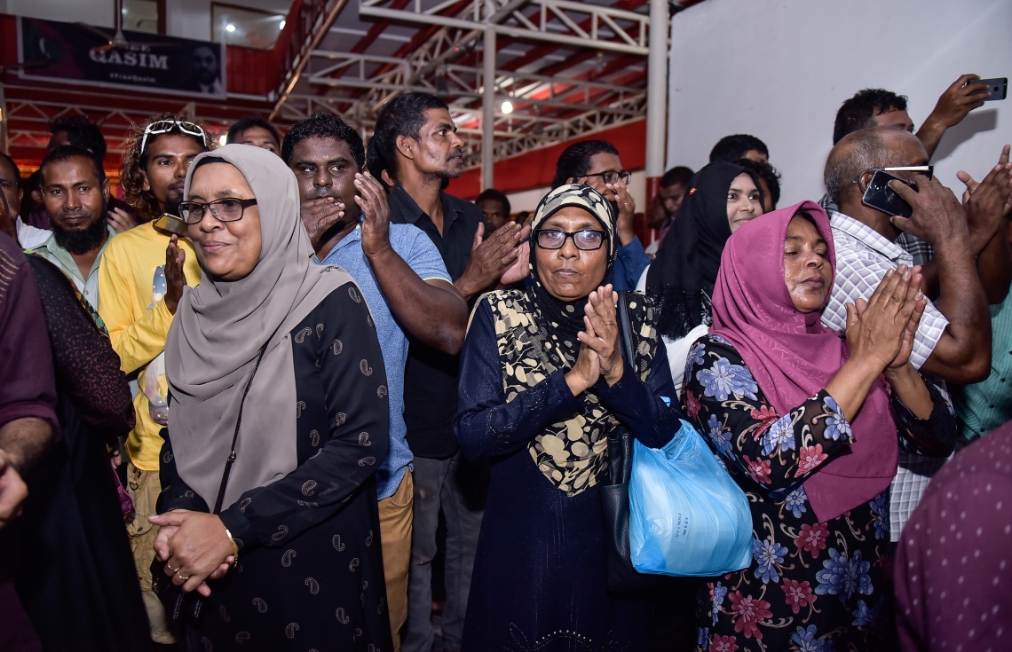 ޖުލައި 23، 2017- އިދިކޮޅު ފަރާތްތަކުން ޖުމްހޫރީ ޕާޓީގެ ހަރުގެ މ. ކުނޫޒްގައި ބޭއްވި ޖަލްސާ އަށް ކުރީގެ ރައީސް މައުމޫން އަބްދުލް ގައްޔޫމް ވަޑައިގަންނަވާތީ، އެމަނިކުފާނުގެ އިންތިޒާރުގައި ތިބި ބައެއް މީހުން.---މިހާރު ފޮޓޯ: ހުސެއިން ވަހީދު