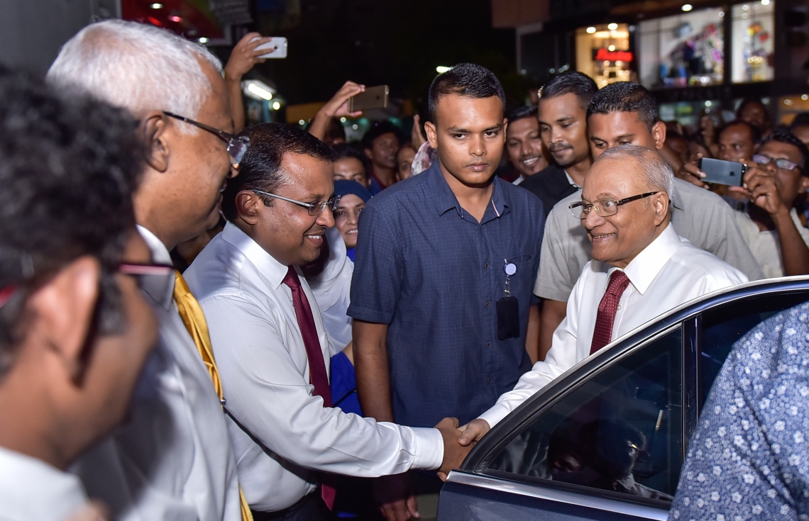 ޖުލައި 23، 2017- އިދިކޮޅު ފަރާތްތަކުން ޖުމްހޫރީ ޕާޓީގެ ހަރުގެ މ. ކުނޫޒްގައި ބޭއްވި ޖަލްސާ އަށް ކުރީގެ ރައީސް މައުމޫން އަބްދުލް ގައްޔޫމް ވަޑައިގަތުމުގެ ޖުމްހޫރީ ޕާޓީގެ ޑެޕިއުޓީ ލީޑަރު އަބްދުﷲ ރިޔާޒް މަރުހަބާ ދަންނަވަނީ.---މިހާރު ފޮޓޯ: ހުސެއިން ވަހީދު