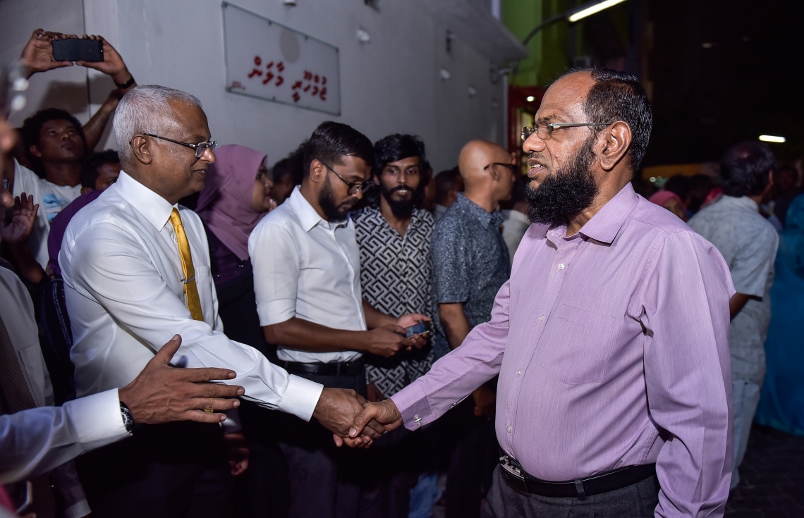 ޖުލައި 23، 2017- އިދިކޮޅު ފަރާތްތަކުން ޖުމްހޫރީ ޕާޓީގެ ހަރުގެ މ. ކުނޫޒްގައި ބޭއްވި ޖަލްސާ ފެށުމުގެ ކުރިން، އެމްޑީޕީގެ ޕާލަމެންޓްރީ ގުރޫޕުގެ ލީޑަރު އިބްރާހިމް މުހައްމަދު ސޯލިހް (އިބޫ) އާއި ކުރީގެ އިސްލާމިކް މިނިސްޓަރު ޑރ. އަބްދުލް މަޖީދު އަބްދުލްބާރީ ސަލާމް ކުރައްވަނީ.---މިހާރު ފޮޓޯ: ހުސެއިން ވަހީދު