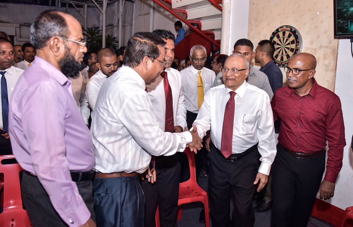 ޖުލައި 23، 2017- އިދިކޮޅު ފަރާތްތަކުން ޖުމްހޫރީ ޕާޓީގެ ހަރުގެ މ. ކުނޫޒްގައި ބޭއްވި ޖަލްސާގައި ކުރީގެ ރައީސް މައުމޫން އަބްދުލް ގައްޔޫމް ބައެއް ބޭފުޅުންނާ ސަލާމް ކުރައްވަނީ.---މިހާރު ފޮޓޯ: ހުސެއިން ވަހީދު