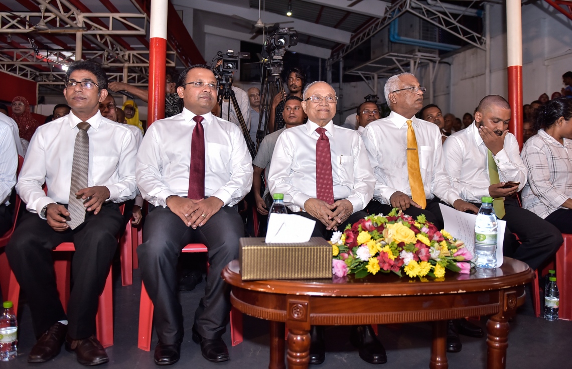 ޖުލައި 23، 2017- އިދިކޮޅު ފަރާތްތަކުން ޖުމްހޫރީ ޕާޓީގެ ހަރުގެ މ. ކުނޫޒްގައި ބޭއްވި ޖަލްސާގައި ކުރީގެ ރައީސް މައުމޫން އަބްދުލް ގައްޔޫމާއި އިދިކޮޅު ހަރަކާތުގެ އިސް ބައެއް ބޭފުޅުން.---މިހާރު ފޮޓޯ: ހުސެއިން ވަހީދު