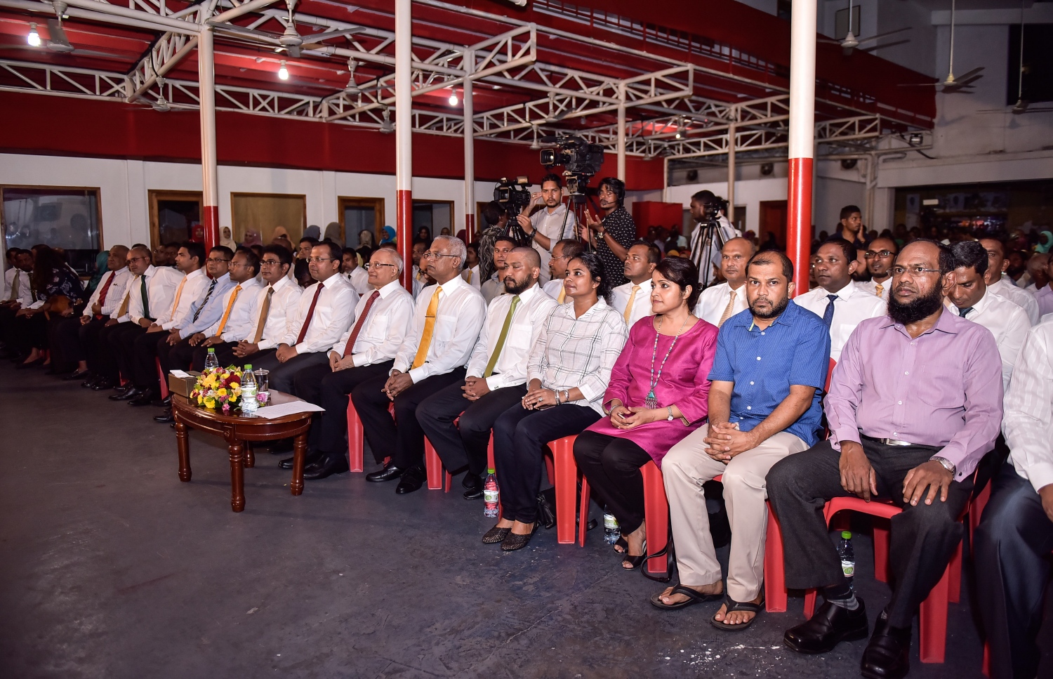 ކުނޫޒްގައި ބޭއްވި އިދިކޮޅު އިއްތިހާދުގެ ޖަލްސާއެއްގައި ސިޔާސީ ޕާޓީތަކުގެ އިސް ބޭފުޅުން ބައިވެރިވެވަޑައިގަންނަވަނީ. ---މިހާރު ފޮޓޯ: ހުސެއިން ވަހީދު