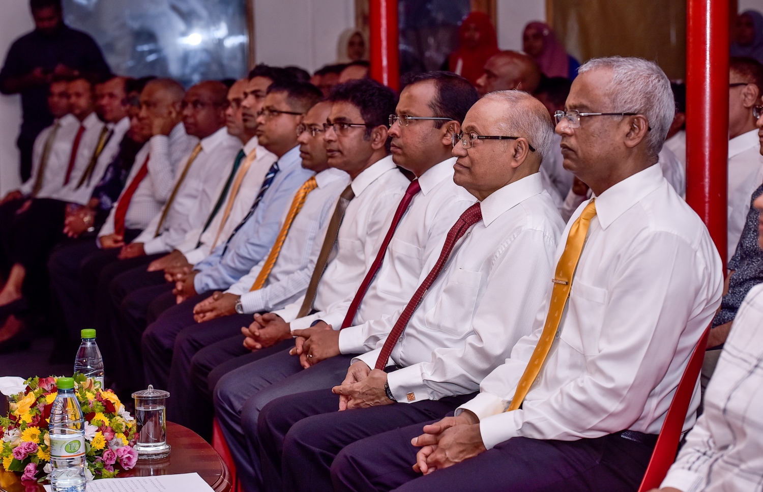 ކުނޫޒްގައި ބޭއްވި އިދިކޮޅު އިއްތިހާދުގެ ޖަލްސާއެއްގައި ލީޑަރުންނާ އެކު އިބޫ.---މިހާރު ފޮޓޯ: ހުސެއިން ވަހީދު