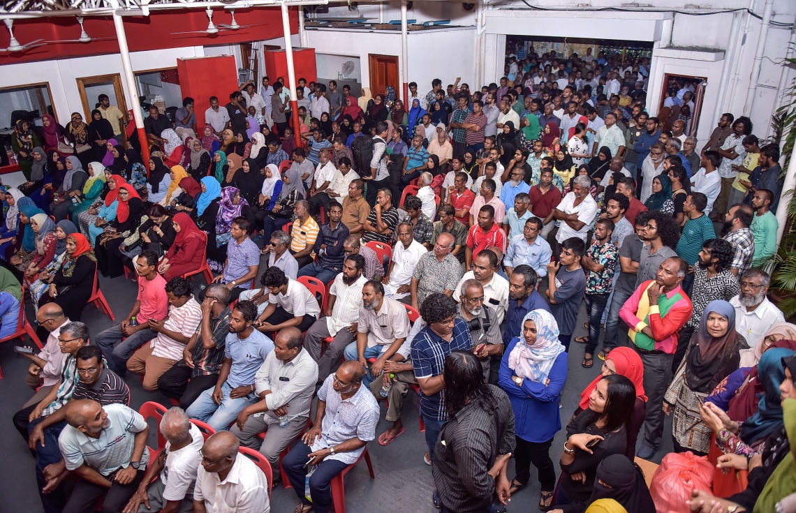 ޖުލައި 23، 2017- ޖުމްހޫރީ ޕާޓީގެ ހަރުގެ މ. ކުނޫޒްގައި ބޭއްވި އިދިކޮޅު އިއްތިހާދުގެ ޖަލްސާގެ ތެރެއިން: މި ޖަލްސާ އަށް ގިނަ އަދަދެއްގެ ބަޔަކު ހާޒިރުވި.---މިހާރު ފޮޓޯ: ހުސެއިން ވަހީދު