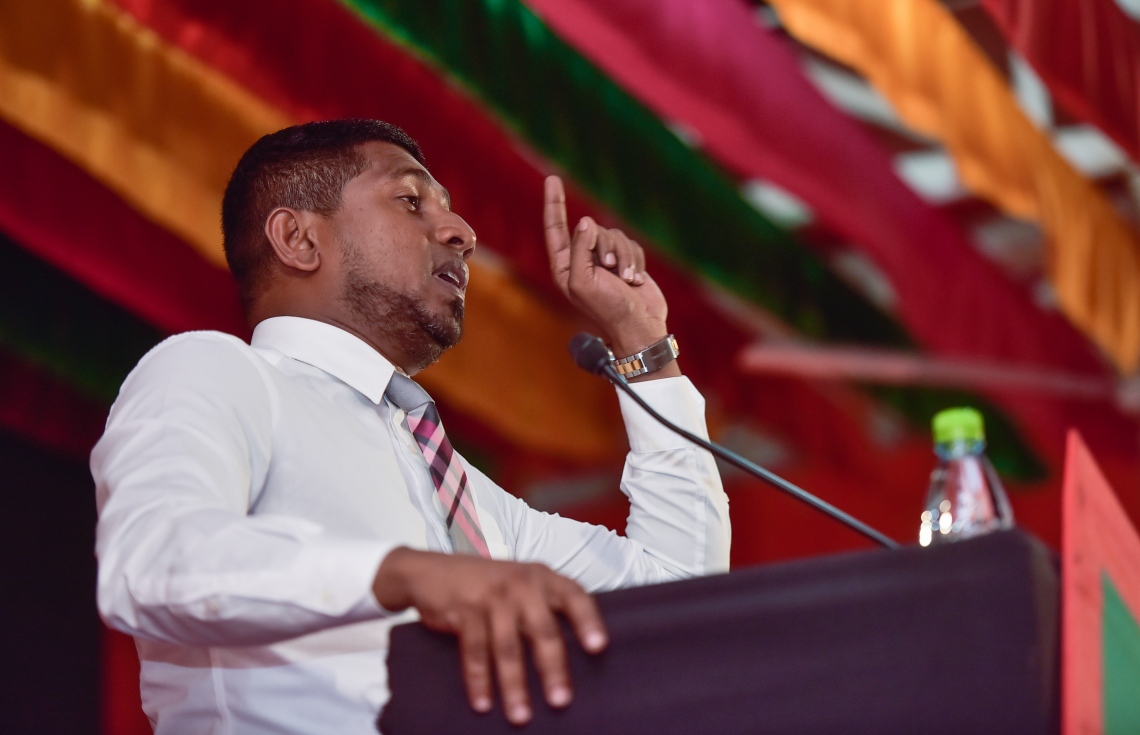 ޖުލައި 23، 2017- އިދިކޮޅު ފަރާތްތަކުން މ. ކުނޫޒްގައި ބޭއްވި ޖަލްސާގައި ގަލޮޅު ދެކުނު ދާއިރާގެ މެމްބަރު އަހުމަދު މަހްލޫފު ވާހަކަ ދައްކަވަނީ.---މިހާރު ފޮޓޯ: ހުސެއިން ވަހީދު