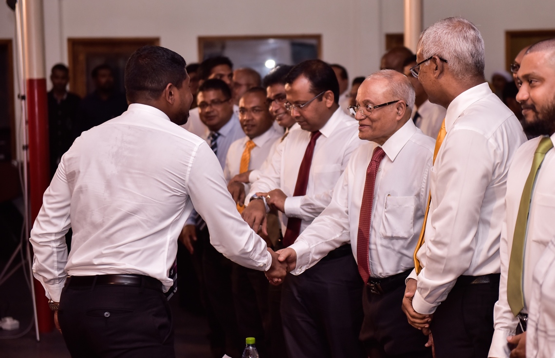 ޖުލައި 23، 2017- އިދިކޮޅު ފަރާތްތަކުން މ. ކުނޫޒްގައި ބޭއްވި ޖަލްސާގައި ކުރީގެ ރައީސް މައުމޫން، ގަލޮޅު ދެކުނު ދާއިރާގެ މެމްބަރު އަހުމަދު މަހްލޫފާ ސަލާމް ކުރައްވަނީ.---މިހާރު ފޮޓޯ: ހުސެއިން ވަހީދު