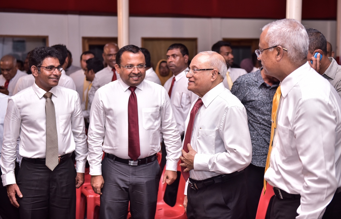 ޖުލައި 23، 2017- އިދިކޮޅު ފަރާތްތަކުން މ. ކުނޫޒްގައި ބޭއްވި ޖަލްސާގައި ކުރީގެ ރައީސް މައުމޫން ބައިވެރިވެވަޑައިގަންނަވަނީ.---މިހާރު ފޮޓޯ: ހުސެއިން ވަހީދު