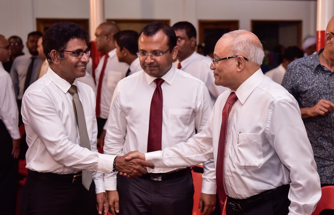 ޖުލައި 23، 2017- އިދިކޮޅު ފަރާތްތަކުން މ. ކުނޫޒްގައި ބޭއްވި ޖަލްސާގައި ކުރީގެ ރައީސް މައުމޫނާއި ތުލުސްދޫ ދާއިރާގެ ކުރީގެ މެމްބަރު މުހައްމަދު ވަހީދު (ލޯޔަރު ވައްޑެ) ސަލާމް ކުރައްވަނީ.---މިހާރު ފޮޓޯ: ހުސެއިން ވަހީދު