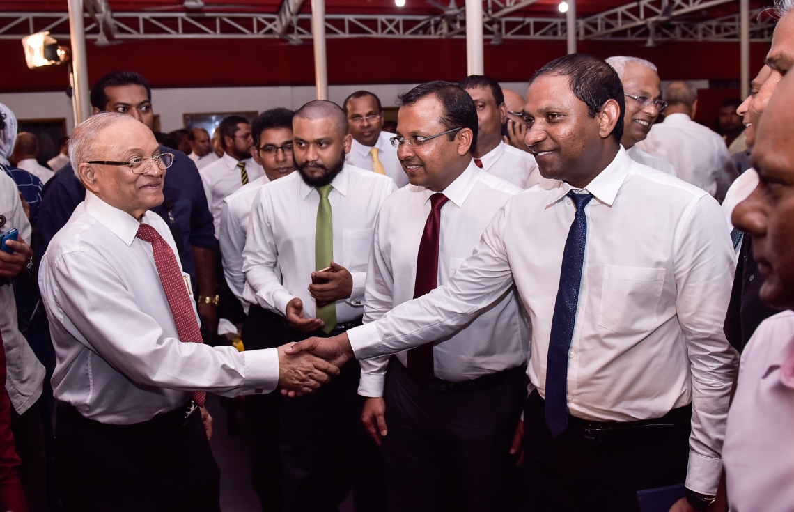 ޖުލައި 23، 2017- އިދިކޮޅު ފަރާތްތަކުން މ. ކުނޫޒްގައި ބޭއްވި ޖަލްސާގައި ކުރީގެ ރައީސް މައުމޫނާއި ވިލިނގިލި ދާއިރާގެ ކުރީގެ މެމްބަރު ސައުދު ހުސެއިން ސަލާމް ކުރައްވަނީ.---މިހާރު ފޮޓޯ: ހުސެއިން ވަހީދު