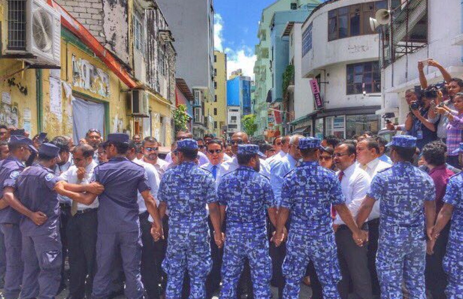 ޖުލައި 24، 2017 ގައި ރައްޔިތުންގެ މަޖިލިހުގެ އިދިކޮޅު މެމްބަރުން މަޖިލިހަށް ނުދެވޭ ގޮތަށް ފުލުހުން މަގު ބަންދުކޮށްފައި ---މިހާރު ފޮޓޯ