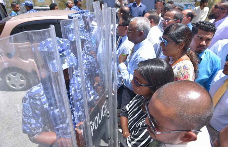 އިދިކޮޅު މެމްބަރުން ފުލުފުލުގައި ފުލުހަށް!