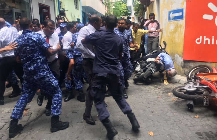 ބޭރުގެ މީޑިއާތައް: ދިވެހި ސިފައިން މަޖިލިސް ހިފައިފި