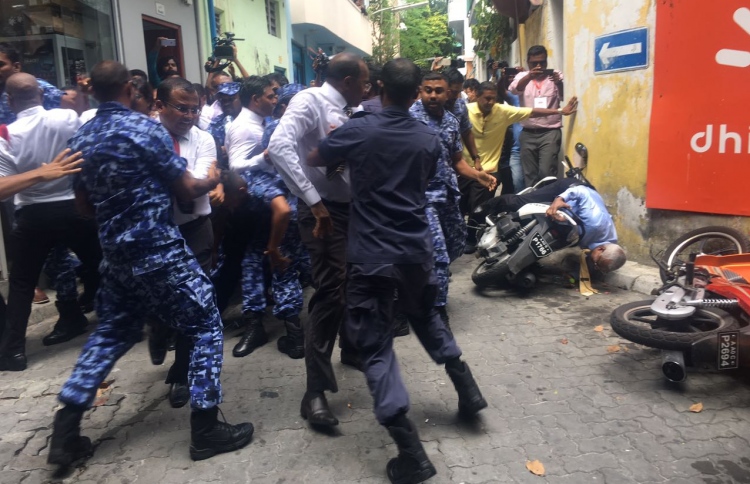 ސިފައިންނާއި ފުލުހުން މަޖިލިހަށް އަރައިގަތް ދުވަސް!