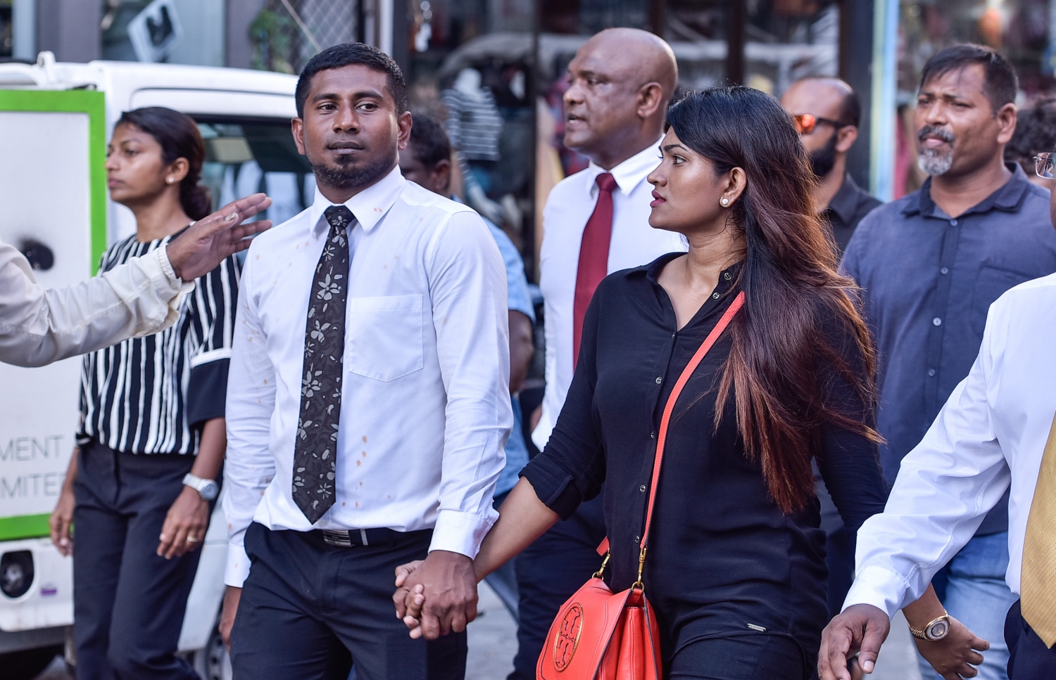 މެމްބަރު މަހްލޫފާއި އަނބިކަނބަލުން ނަޒޫ އަތު ގުޅާލައިގެން. - ފޮޓޯ: މިހާރު/ ހުސެއިން ވަހީދު