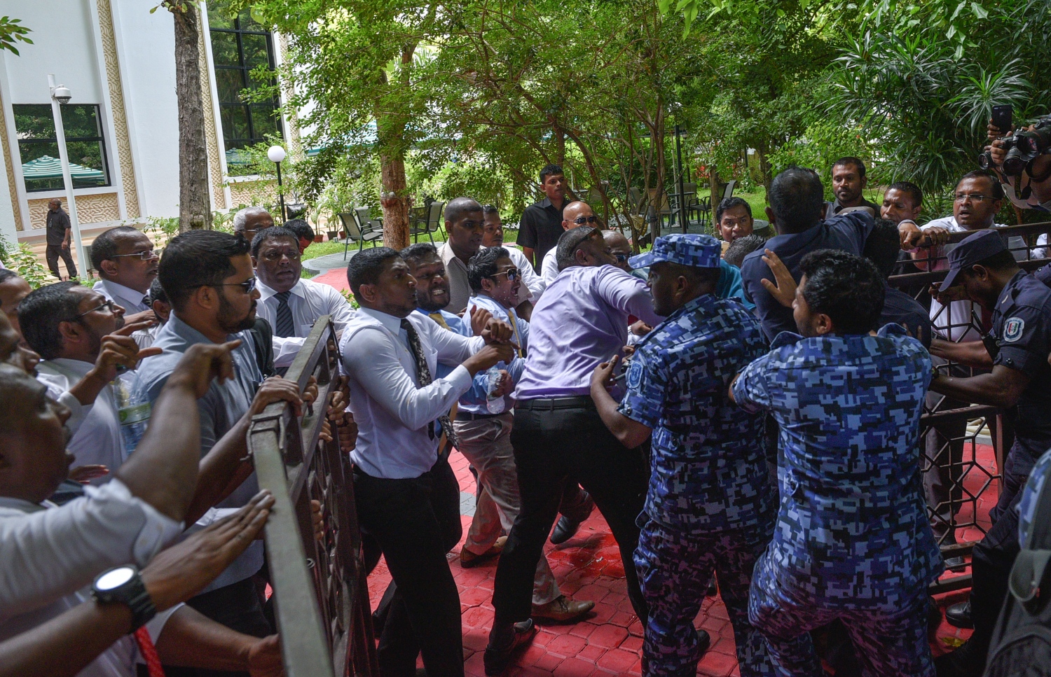 މިދިޔަ އަހަރުގެ ޖުލައި 24 ވަނަ ދުވަހު މަޖިލީހުގެ މެމްބަރުން މަޖިލީހަށް ވަނުމަށް ވަޑައިގަތުމާއި ގުޅިގެން ފުލުހުންނާއި ދެމެދު ހިނގި ކުރިމަތިލުން.---މިހާރު ފޮޓޯ: ހުސެއިން ވަހީދު