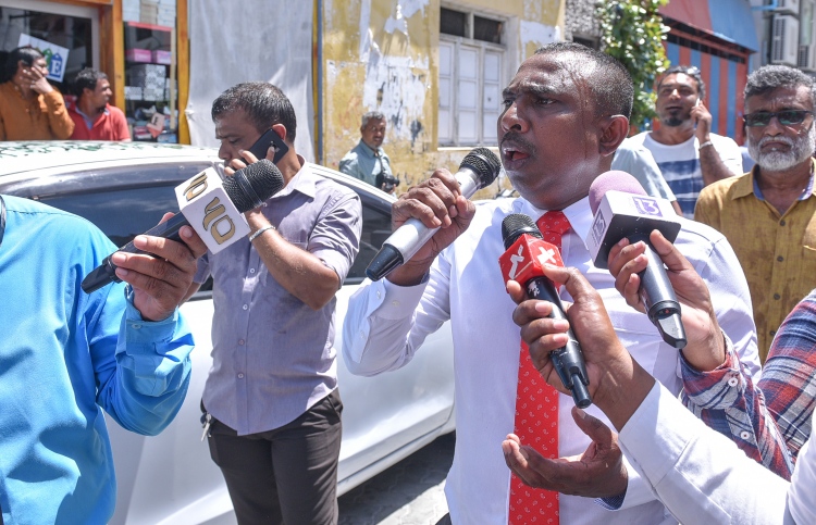 އާޒިމްގެ ޕާސްޕޯޓް ވެސް ހިފަހައްޓައިފި