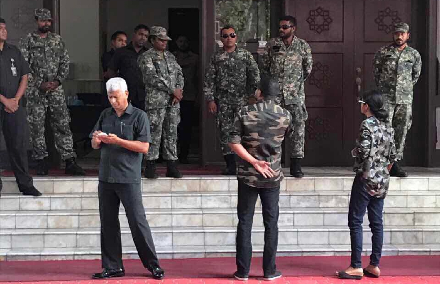 ގަކޮޅު ދެކުނު ދާއިރާގެ މެމްބަރު އަހުމަދު މަހްލޫފާއި ގަލޮޅު އުތުރު ދާއިރާގެ މެމްބަރު އީވާ އަބްދުﷲ މަޖިލިހުގެ އިދާރާ އަށް މިއަދު ވަޑައިގަތުމުން، އެ ބޭފުޅުން އެ ތަނަށް ވެންނެވުމަށް ސިފައިން ހުރަސްއަޅައި، މަޖިލިހުގެ އިދާރާގެ އެތެރޭގެ ދޮރުމަތީގައި އެތުރިގެން.