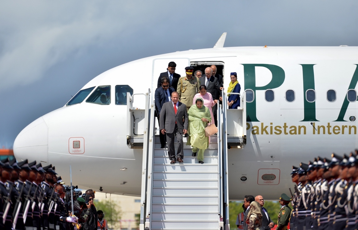 ހުޅުލެ އެއާޕޯޓް: ޖުލައި 25، 2017- މި އަހަރުގެ މިނިވަން ދުވަހުގެ ރަސްމިއްޔާތު ޝަރަފުވެރި ކޮށްދެއްވުމަށް ޕާކިސްތާނުގެ ބޮޑުވަޒީރު ނަވާޒް ޝަރީފްގެ ދެކަނބަލުން މަތިންދާބޯޓުން ފައިބާވަޑައިގަންނަވަނީ.---ފޮޓޯ: ރައީސް އޮފީސް