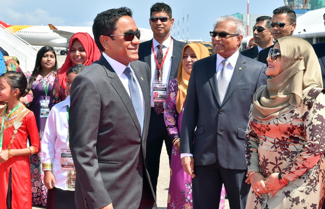 ހުޅުލެ އެއާޕޯޓް: ޖުލައި 25، 2017- މި އަހަރުގެ މިނިވަން ދުވަހުގެ ރަސްމިއްޔާތު ޝަރަފުވެރި ކޮށްދެއްވުމަށް ޕާކިސްތާނުގެ ބޮޑުވަޒީރު ނަވާޒް ޝަރީފްގެ ދެކަނބަލުން މަތިންދާބޯޓުން ފައިބާވަޑައިގަންނަވާނެ އިރެެއްގެ އިންތިޒާރުގައި ރައީސް ޔާމީންގެ ދެކަނބަލުން މަޑުކޮށްލައްވައިގެން.---ފޮޓޯ: ރައީސް އޮފީސް