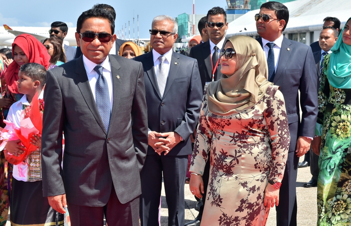 ހުޅުލެ އެއާޕޯޓް: ޖުލައި 25، 2017- މި އަހަރުގެ މިނިވަން ދުވަހުގެ ރަސްމިއްޔާތު ޝަރަފުވެރި ކޮށްދެއްވުމަށް ޕާކިސްތާނުގެ ބޮޑުވަޒީރު ނަވާޒް ޝަރީފްގެ ދެކަނބަލުން މަތިންދާބޯޓުން ފައިބާވަޑައިގަންނަވާނެ އިރެެއްގެ އިންތިޒާރުގައި ރައީސް ޔާމީންގެ ދެކަނބަލުން މަޑުކޮށްލައްވައިގެން.---ފޮޓޯ: ރައީސް އޮފީސް