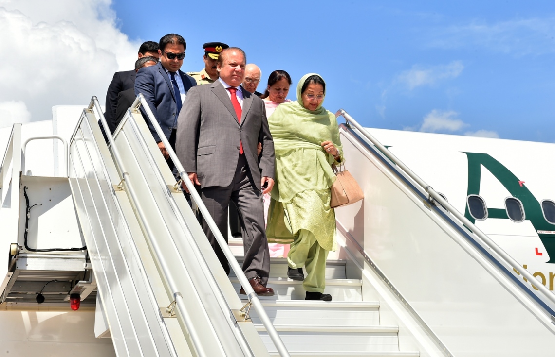 ހުޅުލެ އެއާޕޯޓް: ޖުލައި 25، 2017- މި އަހަރުގެ މިނިވަން ދުވަހުގެ ރަސްމިއްޔާތު ޝަރަފުވެރި ކޮށްދެއްވުމަށް ޕާކިސްތާނުގެ ބޮޑުވަޒީރު ނަވާޒް ޝަރީފްގެ ދެކަނބަލުން މަތިންދާބޯޓުން ފައިބާވަޑައިގަންނަވަނީ.---ފޮޓޯ: ރައީސް އޮފީސް