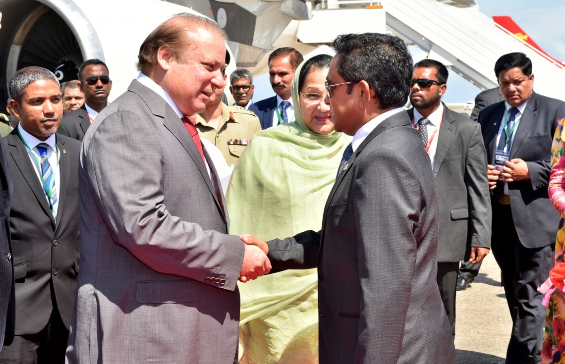 ހުޅުލެ އެއާޕޯޓް: ޖުލައި 25، 2017- މި އަހަރުގެ މިނިވަން ދުވަހުގެ ރަސްމިއްޔާތު ޝަރަފުވެރި ކޮށްދެއްވުމަށް ޕާކިސްތާނުގެ ބޮޑުވަޒީރު ނަވާޒް ޝަރީފްގެ ދެކަނބަލުން ރާއްޖެ ވަޑައިގަތުމުން އެމަނިކުފާނަށް ރައީސް ޔާމީން މަރުހަބާ ދަންނަވަނީ.---ފޮޓޯ: ރައީސް އޮފީސް