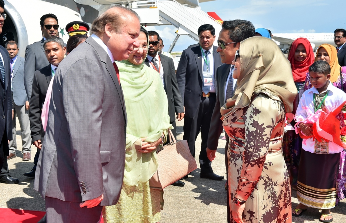 ހުޅުލެ އެއާޕޯޓް: ޖުލައި 25، 2017- މި އަހަރުގެ މިނިވަން ދުވަހުގެ ރަސްމިއްޔާތު ޝަރަފުވެރި ކޮށްދެއްވުމަށް ޕާކިސްތާނުގެ ބޮޑުވަޒީރު ނަވާޒް ޝަރީފްގެ ދެކަނބަލުން ރާއްޖެ ވަޑައިގަތުމުން އެމަނިކުފާނަށް ރައީސް ޔާމީންގެ ދެކަނބަލުން މަރުހަބާ ދަންނަވަނީ.---ފޮޓޯ: ރައީސް އޮފީސް