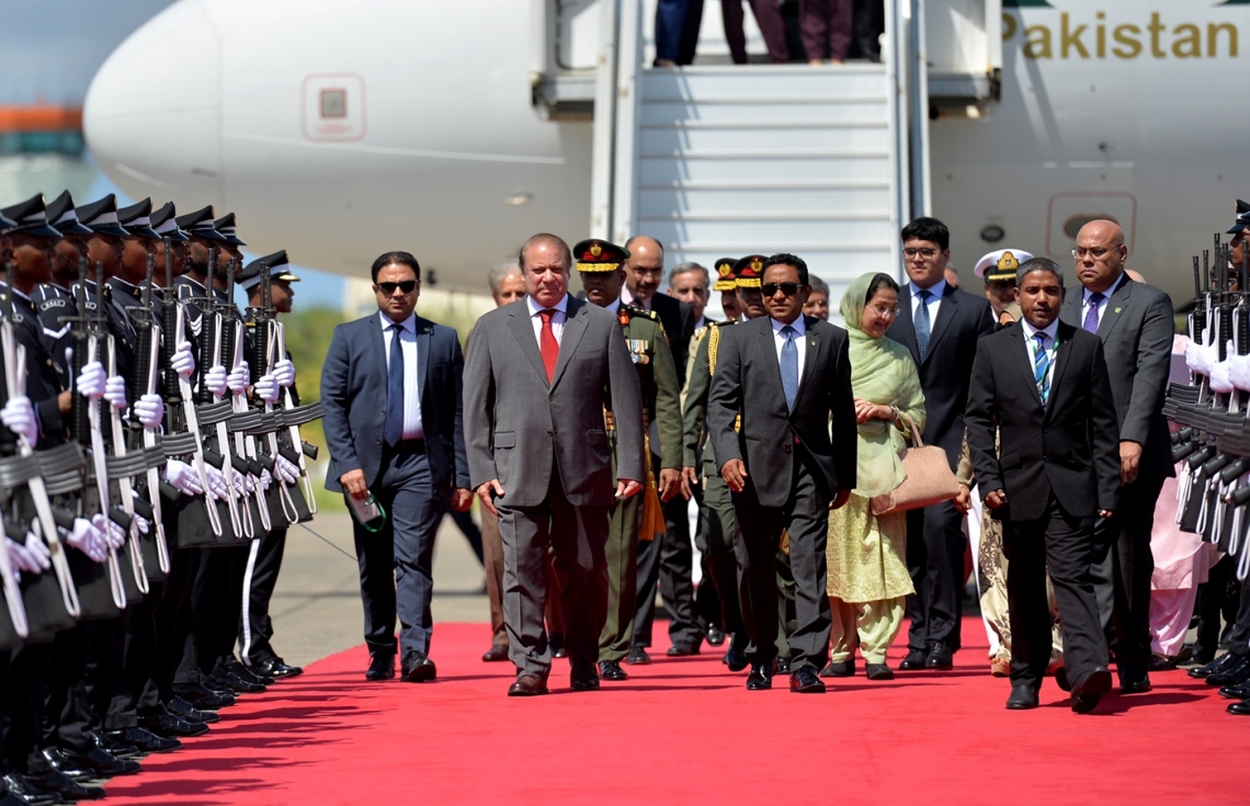 ހުޅުލެ އެއާޕޯޓް: ޖުލައި 25، 2017- މި އަހަރުގެ މިނިވަން ދުވަހުގެ ރަސްމިއްޔާތު ޝަރަފުވެރި ކޮށްދެއްވުމަށް ޕާކިސްތާނުގެ ބޮޑުވަޒީރު ނަވާޒް ޝަރީފްގެ ދެކަނބަލުން ރާއްޖެ ވަޑައިގަތުމުން އެމަނިކުފާނަށް ރައީސް ޔާމީންގެ ދެކަނބަލުން މަރުހަބާ ދަންނަވަނީ.---ފޮޓޯ: ރައީސް އޮފީސް