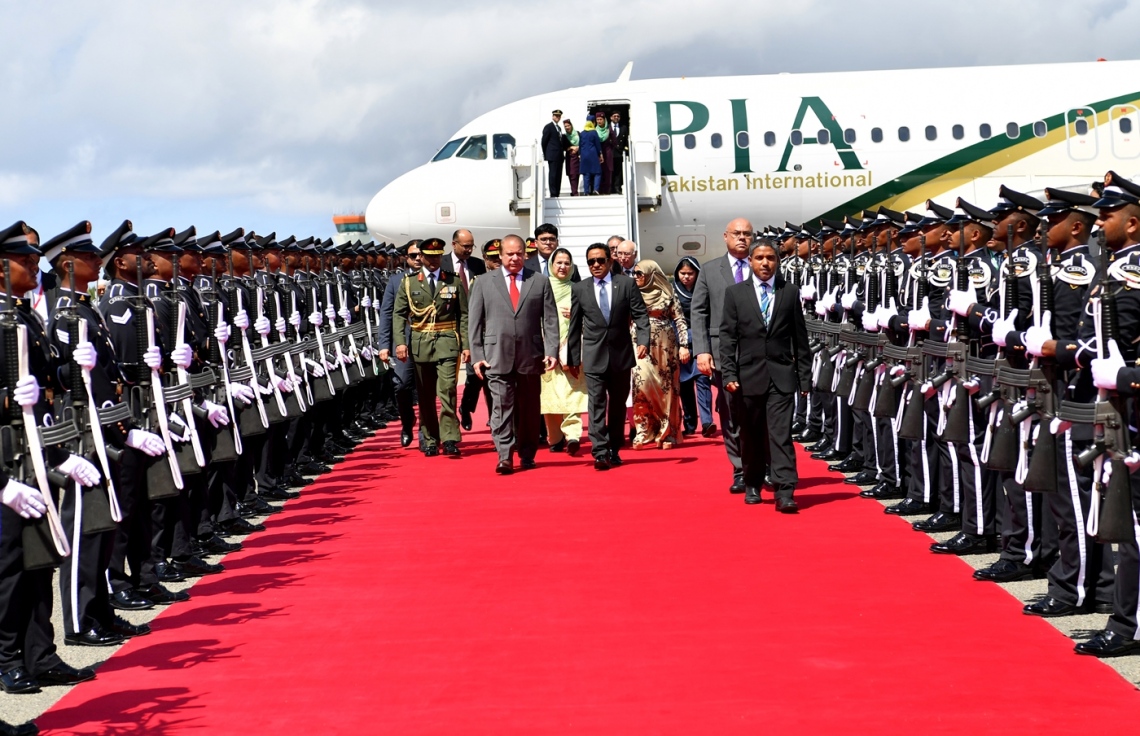 ހުޅުލެ އެއާޕޯޓް: ޖުލައި 25، 2017- މި އަހަރުގެ މިނިވަން ދުވަހުގެ ރަސްމިއްޔާތު ޝަރަފުވެރި ކޮށްދެއްވުމަށް ޕާކިސްތާނުގެ ބޮޑުވަޒީރު ނަވާޒް ޝަރީފްގެ ދެކަނބަލުން ރާއްޖެ ވަޑައިގަތުމުން އެމަނިކުފާނަށް ރައީސް ޔާމީންގެ ދެކަނބަލުން މަރުހަބާ ދަންނަވަނީ.---ފޮޓޯ: ރައީސް އޮފީސް