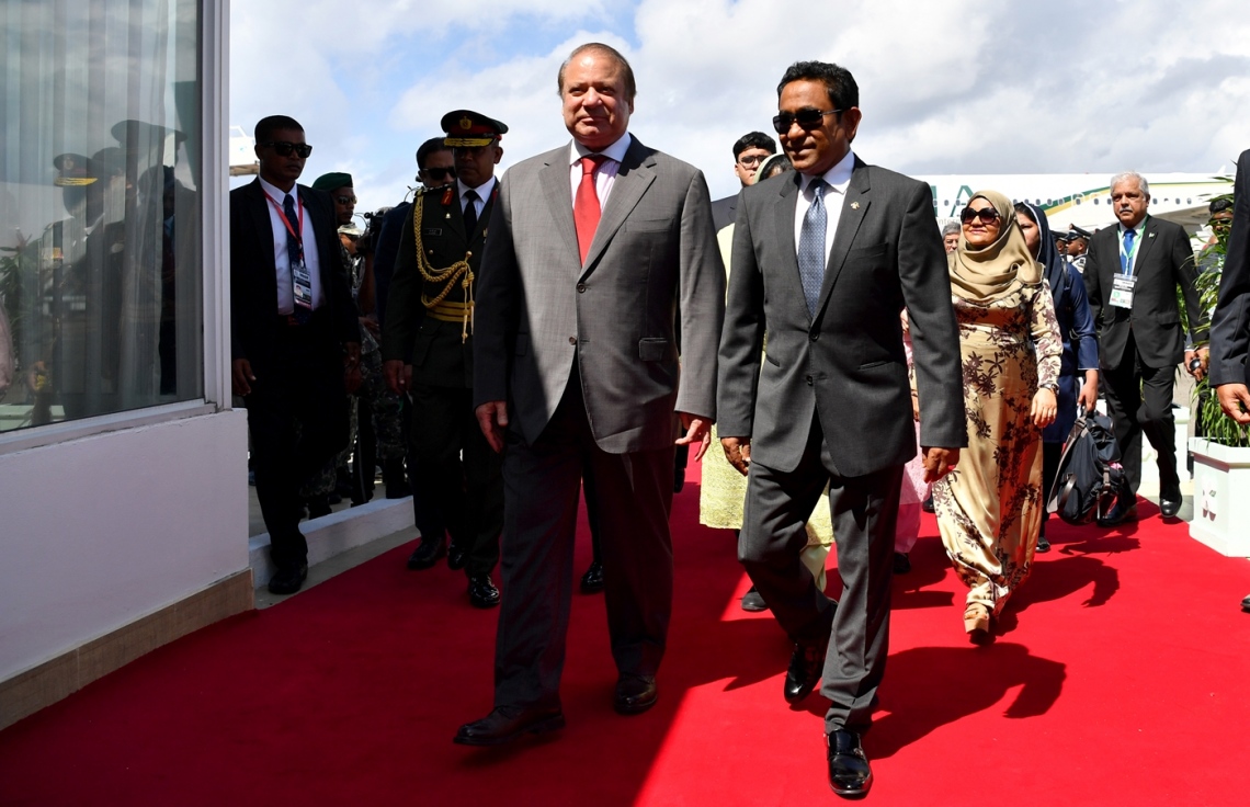 ހުޅުލެ އެއާޕޯޓް: ޖުލައި 25، 2017- މި އަހަރުގެ މިނިވަން ދުވަހުގެ ރަސްމިއްޔާތު ޝަރަފުވެރި ކޮށްދެއްވުމަށް ޕާކިސްތާނުގެ ބޮޑުވަޒީރު ނަވާޒް ޝަރީފް ރާއްޖެ ވަޑައިގަތުމުން އެމަނިކުފާނަށް ރައީސް ޔާމީން މަރުހަބާ ދަންނަވަނީ.---ފޮޓޯ: ރައީސް އޮފީސް