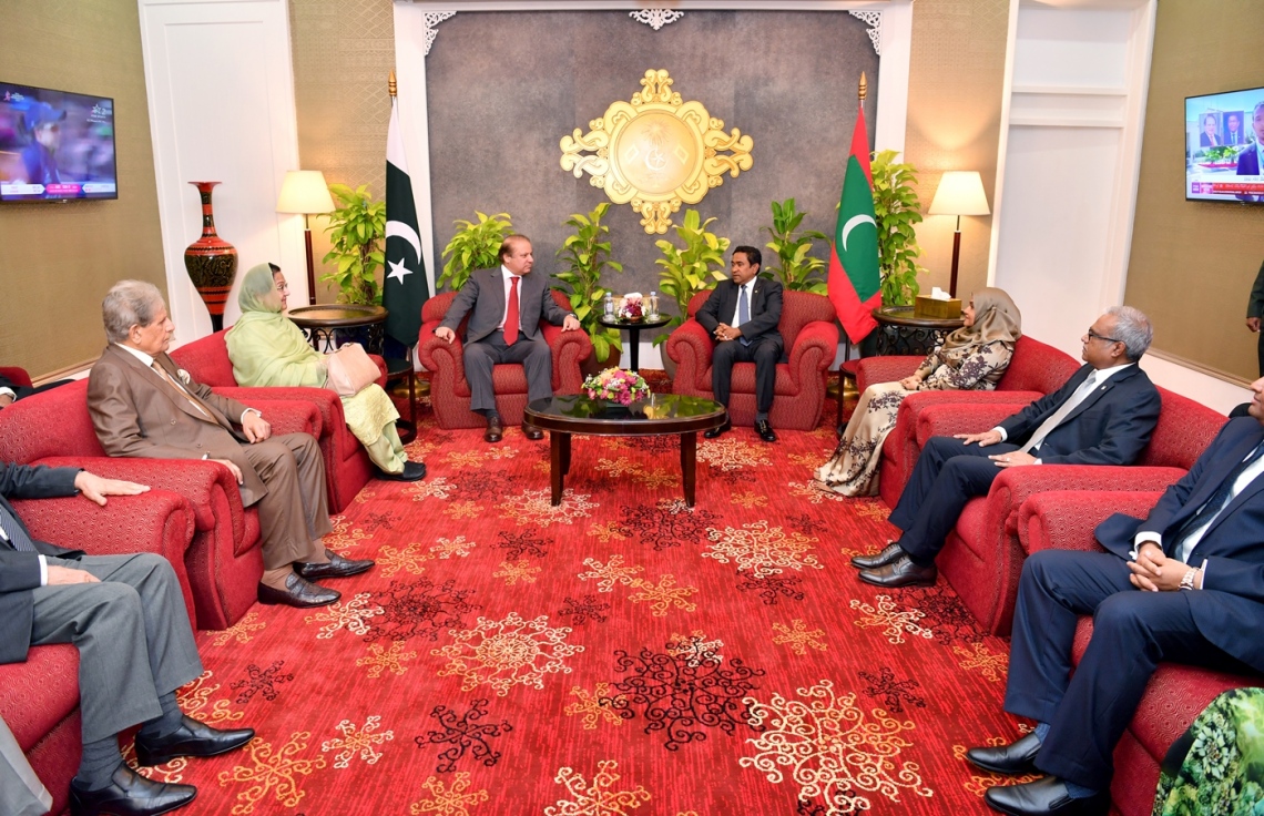 ހުޅުލެ އެއާޕޯޓް: ޖުލައި 25، 2017- މި އަހަރުގެ މިނިވަން ދުވަހުގެ ރަސްމިއްޔާތު ޝަރަފުވެރި ކޮށްދެއްވުމަށް ޕާކިސްތާނުގެ ބޮޑުވަޒީރު ނަވާޒް ޝަރީފް ރާއްޖެ ވަޑައިގަތުމުން ވެލާނާ އިންޓަނޭޝަނަލް އެއާޕޯޓުގެ ވީއައިޕީ ލައުންޖުގައި އެމަނިކުފާނާ ރައީސް ޔާމީން ބައްދަލުކުރައްވަނީ.---ފޮޓޯ: ރައީސް އޮފީސް