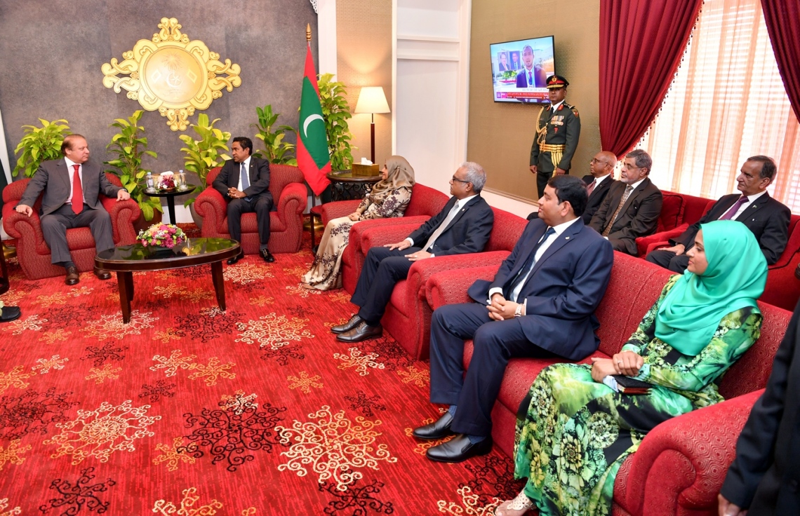 ހުޅުލެ އެއާޕޯޓް: ޖުލައި 25، 2017- މި އަހަރުގެ މިނިވަން ދުވަހުގެ ރަސްމިއްޔާތު ޝަރަފުވެރި ކޮށްދެއްވުމަށް ޕާކިސްތާނުގެ ބޮޑުވަޒީރު ނަވާޒް ޝަރީފް ރާއްޖެ ވަޑައިގަތުމުން ވެލާނާ އިންޓަނޭޝަނަލް އެއާޕޯޓުގެ ވީއައިޕީ ލައުންޖުގައި އެމަނިކުފާނާ ރައީސް ޔާމީން ބައްދަލުކުރައްވަނީ.---ފޮޓޯ: ރައީސް އޮފީސް