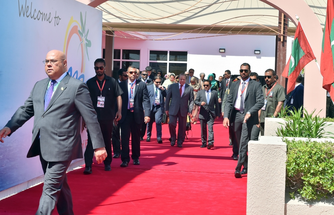 ހުޅުލެ އެއާޕޯޓް: ޖުލައި 25، 2017- މި އަހަރުގެ މިނިވަން ދުވަހުގެ ރަސްމިއްޔާތު ޝަރަފުވެރި ކޮށްދެއްވުމަށް ޕާކިސްތާނުގެ ބޮޑުވަޒީރު ނަވާޒް ޝަރީފް ރާއްޖެ ވަޑައިގަތުމުން އެމަނިކުފާނަށް ރައީސް ޔާމީން މަރުހަބާ ދެންނެވުން.---ފޮޓޯ: ރައީސް އޮފީސް