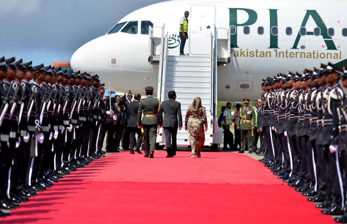 ހުޅުލެ އެއާޕޯޓް: ޖުލައި 25، 2017- މި އަހަރުގެ މިނިވަން ދުވަހުގެ ރަސްމިއްޔާތު ޝަރަފުވެރި ކޮށްދެއްވުމަށް ޕާކިސްތާނުގެ ބޮޑުވަޒީރު ނަވާޒް ޝަރީފް ރާއްޖެ ވަޑައިގަންނަވާތީ އެމަނިކުފާނަށް މަރުހަބާ ދެންނެވުމަށް ރައީސް ޔާމީންގެ ދެކަނބަލުން އެއާޕޯޓުގައި.---ފޮޓޯ: ރައީސް އޮފީސް