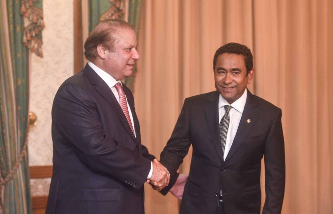 މާލެ: ޖުލައި 25، 2017- މިނިވަން ދުވަހުގެ ރަސްމިއްޔާތު ޝަރަފުވެރި ކޮށްދެއްވުމަށް ވަޑައިގެންނެވި ޕާކިސްތާނުގެ ބޮޑުވަޒީރު ނަވާޒް ޝަރީފާއި ރައީސް އަބްދުﷲ ޔާމީން ރައީސް އޮފީހުގައި މިއަދު ސަލާމް ކުރައްވަނނީ-- ފޮޓޯ: ރައީސް އޮފީސް