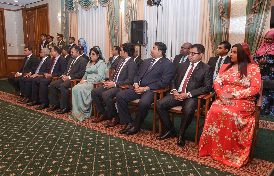 މާލެ: ޖުލައި 25، 2017- މިނިވަން ދުވަހުގެ ރަސްމިއްޔާތު ޝަރަފުވެރި ކޮށްދެއްވުމަށް ވަޑައިގެންނެވި ޕާކިސްތާނުގެ ބޮޑުވަޒީރު ނަވާޒް ޝަރީފާއި ރައީސް އަބްދުﷲ ޔާމީން ރައީސް އޮފީހުގައި މިއަދު ވާހަކަފުޅު ދައްކަވާއިރު ސަރުކާރުގެ އިސް ބޭފުޅުން-- ފޮޓޯ: ރައީސް އޮފީސް