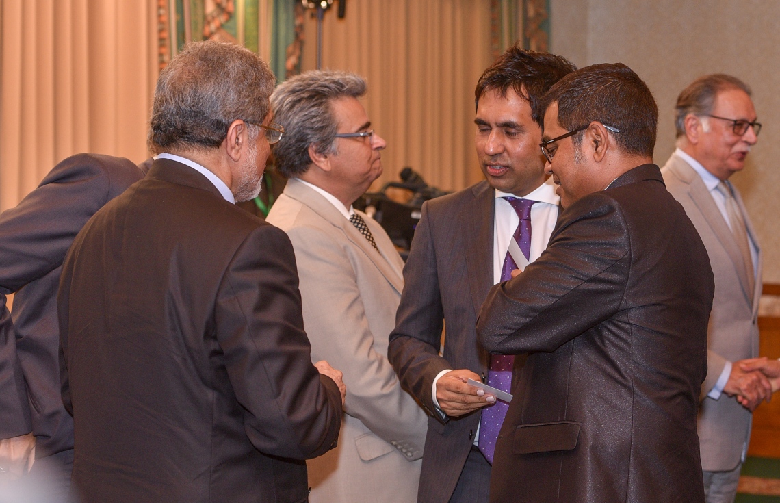 މާލެ: ޖުލައި 25، 2017- މިނިވަން ދުވަހުގެ ރަސްމިއްޔާތު ޝަރަފުވެރި ކޮށްދެއްވުމަށް ވަޑައިގެންނެވި ޕާކިސްތާނުގެ ބޮޑުވަޒީރު ނަވާޒް ޝަރީފްގެ ވަފުދާއި ރާއްޖޭގެ ވަފުދުގެ ބޭފުޅުން ރައީސް އޮފީހުގައި މިއަދު ސަލާމް ކުރައްވަނީ -- ފޮޓޯ: ރައީސް އޮފީސް