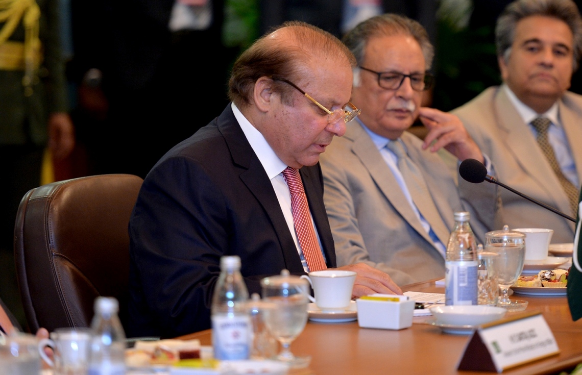 މާލެ: ޖުލައި 25، 2017- މިނިވަން ދުވަހުގެ ރަސްމިއްޔާތު ޝަރަފުވެރި ކޮށްދެއްވުމަށް ވަޑައިގެންނެވި ޕާކިސްތާނުގެ ބޮޑުވަޒީރު ނަވާޒް ޝަރީފް، ރައީސް އަބްދުﷲ ޔާމީނާ އެކު ޕާކިސްތާނާއި ރާއްޖޭގެ ރަސްމީ ވާހަކަތައް ރައީސް އޮފީހުގައި މިއަދު ކުރިއަށް ގެންދަވަނީ -- ފޮޓޯ: ރައީސް އޮފީސް