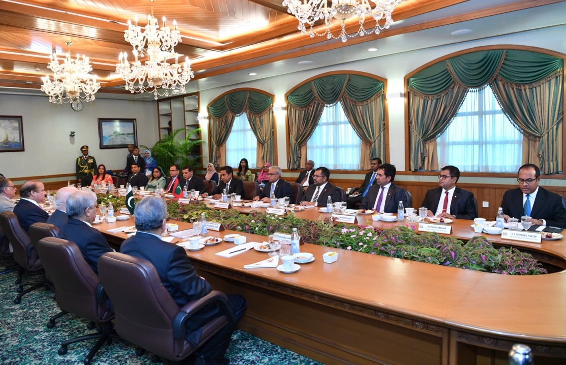 މާލެ: ޖުލައި 25، 2017- މިނިވަން ދުވަހުގެ ރަސްމިއްޔާތު ޝަރަފުވެރި ކޮށްދެއްވުމަށް ވަޑައިގެންނެވި ޕާކިސްތާނުގެ ބޮޑުވަޒީރު ނަވާޒް ޝަރީފާ އެކު ރައީސް އަބްދުﷲ ޔާމީން އިސްވެ، ޕާކިސްތާނާއި ރާއްޖޭގެ ރަސްމީ ވާހަކަތައް ރައީސް އޮފީހުގައި މިއަދު ކުރިއަށް ދަނީ -- ފޮޓޯ: ރައީސް އޮފީސް