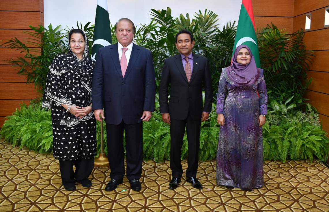 މާލެ: ޖުލައި 25، 2017: ޕާކިސްތާނުގެ ބޮޑުވަޒީރު ނަވާޒް ޝަރީފުގެ ދެކަނބަލުންގެ ޝަރަފުގައި، ރައީސް ޔާމީންގެ ދެކަނބަލުން ދެއްވި ރަސްމީ ޖާފަތުގައި ބޮޑުވަޒީރު ނަވާޒްގެ ދެކަނބަލުންނާއި ރައީސް ޔާމީންގެ ދެކަނބަލުން ބައިވެރިވެ ވަޑައިގަންނަވަނީ- ފޮޓޯ: ރައީސް އޮފީސް