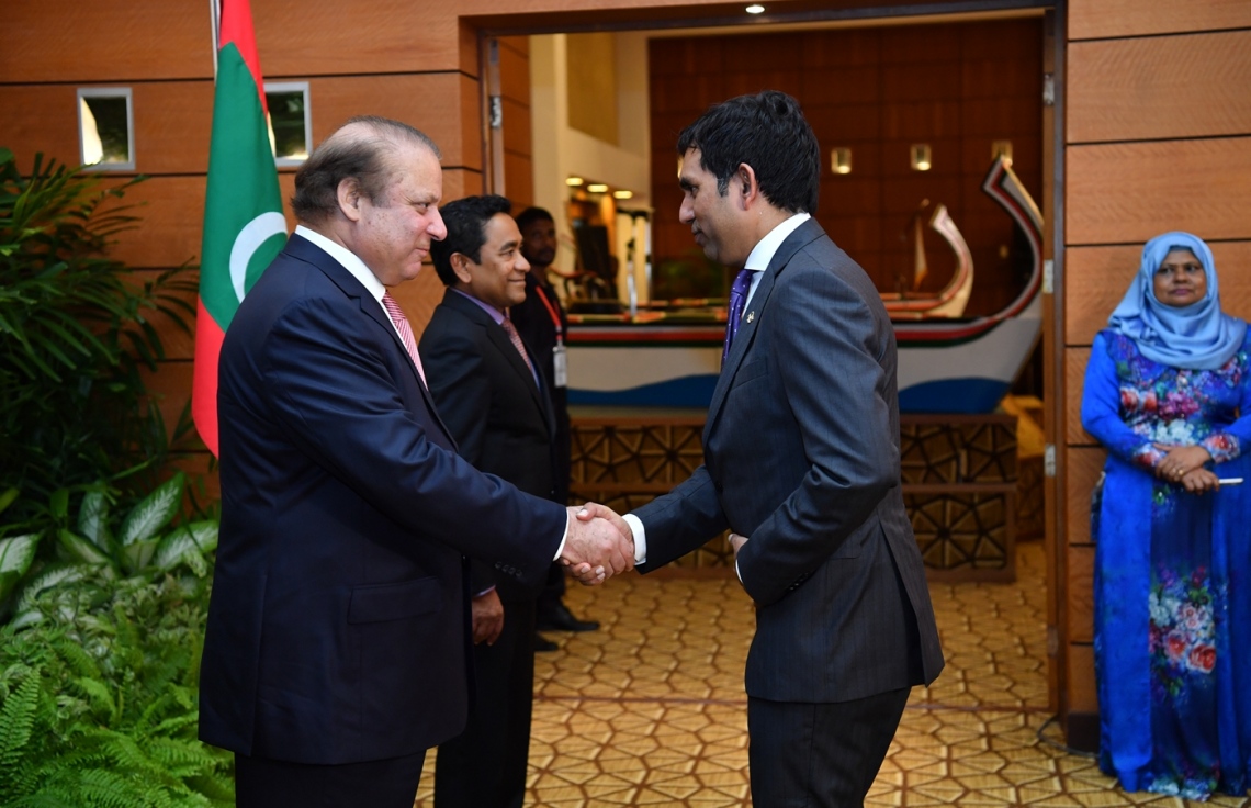 މާލެ: ޖުލައި 25، 2017: ޕާކިސްތާނުގެ ބޮޑުވަޒީރު ނަވާޒް ޝަރީފުގެ ދެކަނބަލުންގެ ޝަރަފުގައި، ރައީސް ޔާމީންގެ ދެކަނބަލުން ދެއްވި ރަސްމީ ޖާފަތުގައި ފިޝަރީޒް މިނިސްޓަރު މުހައްމަދު ޝައިނީ(ކ)، ބޮޑުވަޒީރު ނަވާޒް އާ ސަލާމް ކުރައްވަނީ-- ފޮޓޯ: ރައީސް އޮފީސް