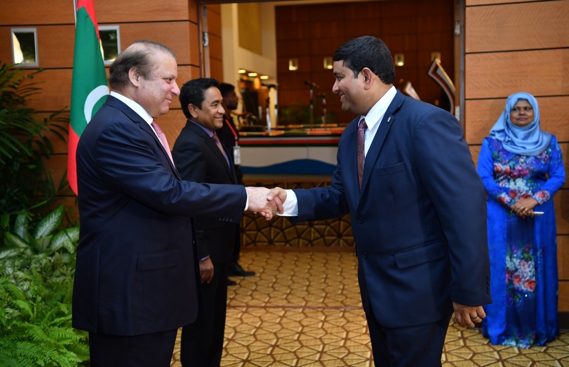 މާލެ: ޖުލައި 25، 2017: ޕާކިސްތާނުގެ ބޮޑުވަޒީރު ނަވާޒް ޝަރީފުގެ ދެކަނބަލުންގެ ޝަރަފުގައި، ރައީސް ޔާމީންގެ ދެކަނބަލުން ދެއްވި ރަސްމީ ޖާފަތުގައި ފިޝަރީޒް މިނިސްޓަރު މުހައްމަދު ޝައިނީ(ކ)، ބޮޑުވަޒީރު ނަވާޒް އާ ސަލާމް ކުރައްވަނީ-- ފޮޓޯ: ރައީސް އޮފީސް