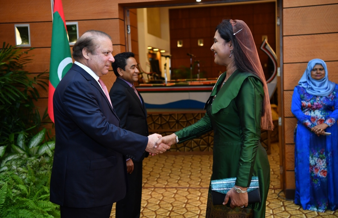 މާލެ: ޖުލައި 25، 2017: ޕާކިސްތާނުގެ ބޮޑުވަޒީރު ނަވާޒް ޝަރީފުގެ ދެކަނބަލުންގެ ޝަރަފުގައި، ރައީސް ޔާމީންގެ ދެކަނބަލުން ދެއްވި ރަސްމީ ޖާފަތުގައި އެޑިއުކޭޝަން މިނިސްޓަރު އައިޝަތު ޝިހާމް(ކ)، ބޮޑުވަޒީރު ނަވާޒް އާ ސަލާމް ކުރައްވަނީ-- ފޮޓޯ: ރައީސް އޮފީސް